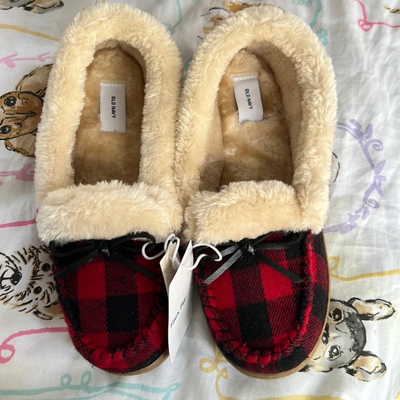 Old Navy Shoes - NWT Old Navy Size 8 Slippers